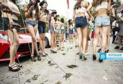 吃瓜大队爆料美女脱裤子,美女脱裤瞬间，真相揭秘！